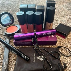 NIB A Younique beauty bundle that has you covered. Full makeup look